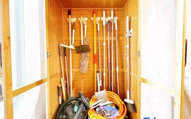 Weary people go back home