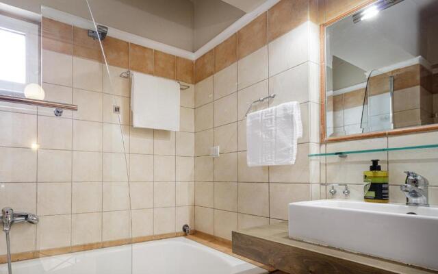 Villa Evie's -Spacious -4 apt'ς -with heated pool
