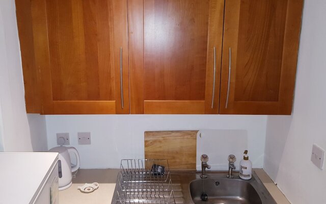 2 Bed Flat - Sleeps 4 - Parking - Wifi