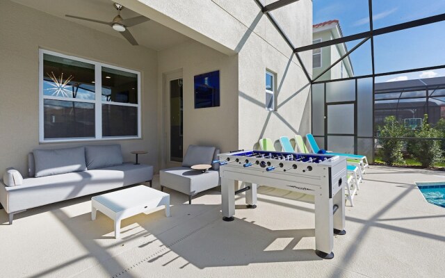 St010v: 10 Bed, Spiderman, Fashionista