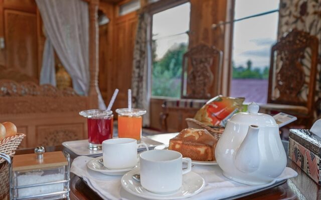 WelcomHeritage Gurkha Houseboats