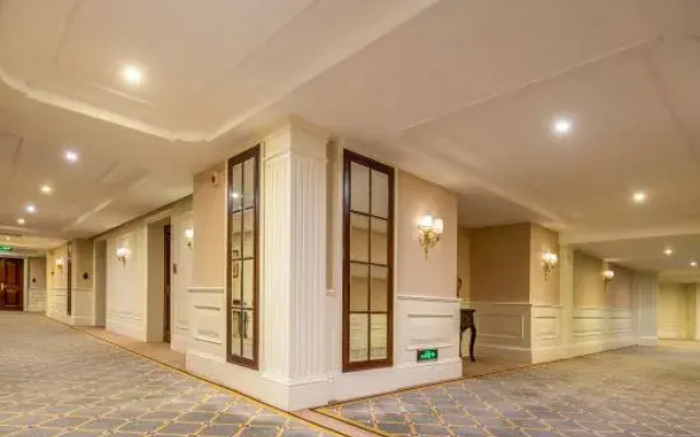 La Palazzo Hotel