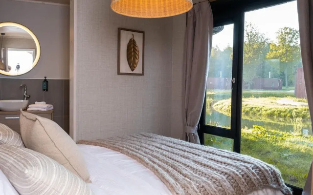 Bungalow With Pool Access