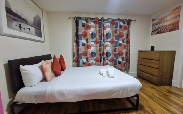 Deluxe 1-bed Apartment in Greenford