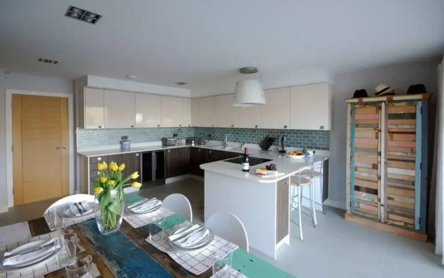The Oars - Riverfront Property - From 300 Per Night