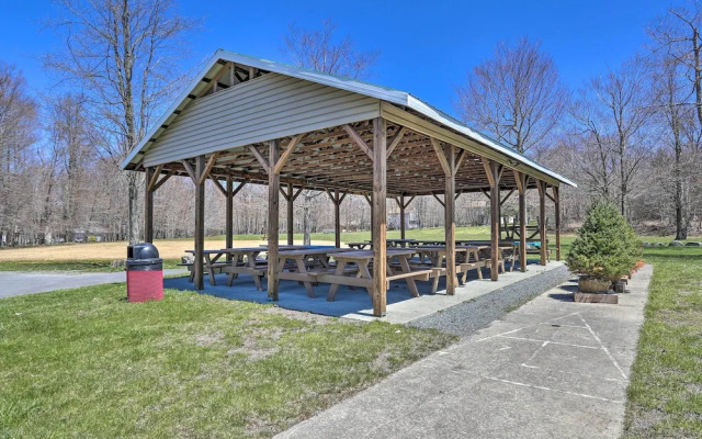 Spacious Tobyhanna Family Home: Pool/beach Access!