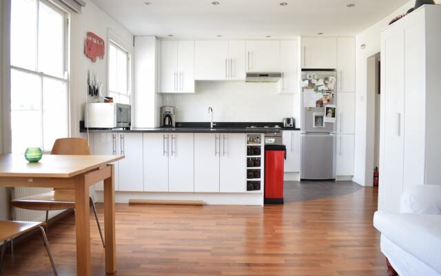 Top Floor 2 Bedroom Apartment in Hackney