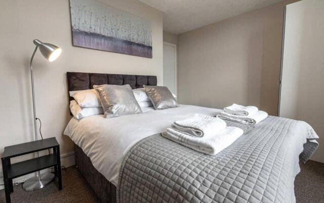 ☆Bright Apartment, Near University + City Centre☆