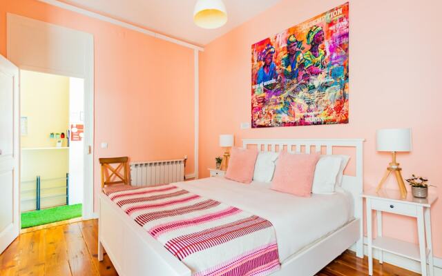 Bright & Beautiful Top Floor Graça Flat