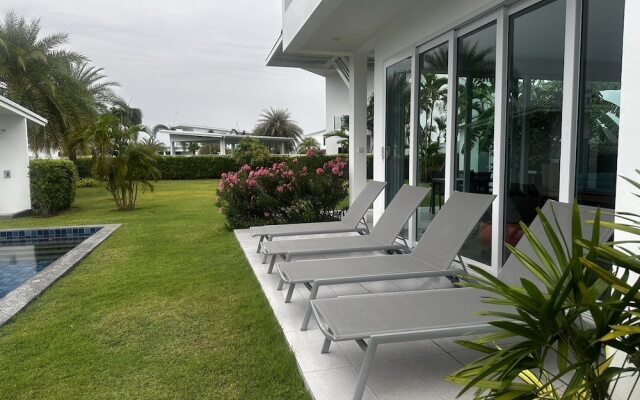 Modern 3 bedroom Pool Villa PG19