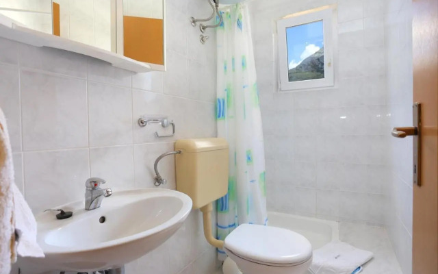 Apartments with a parking space Tucepi, Makarska - 2676