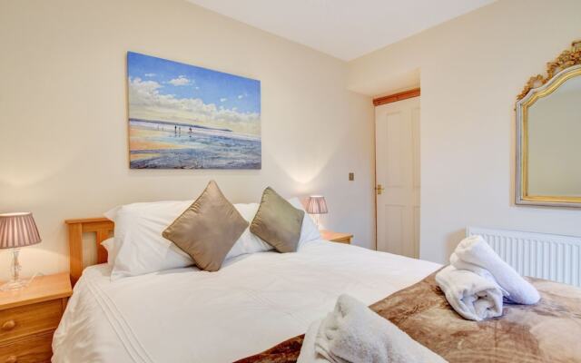Beautiful Apartment in Dartmouth With a Courtyard