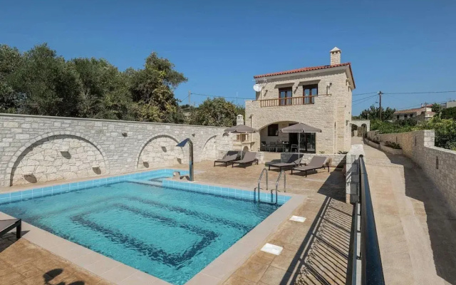 Luxurious Villa With Private Pool, Near a Couple of Restaurants & Sandy Beach