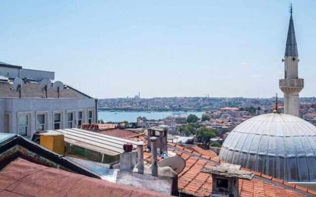 Central Flat With a Shared Terrace in Beyoglu