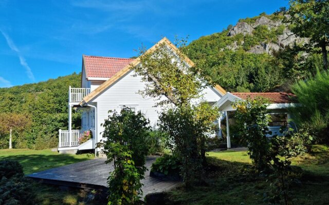 Beautiful Home in Farsund With 4 Bedrooms and Wifi