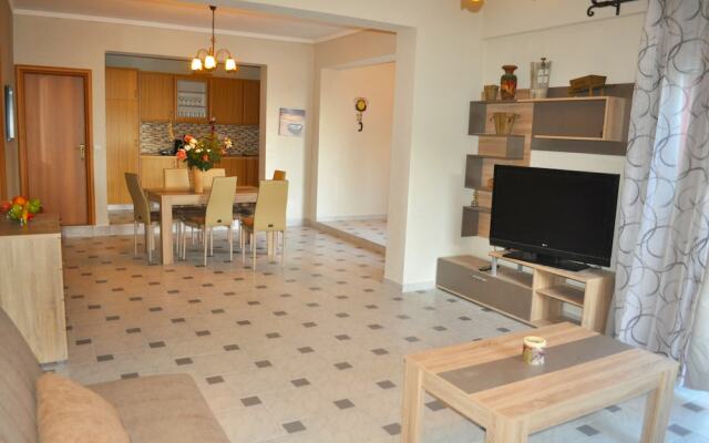 Luxus Ferienwohnung in Pelekas Strand mit Pool adonis