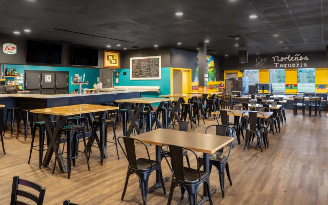 Ramada by Wyndham Thunder Bay Airlane Hotel
