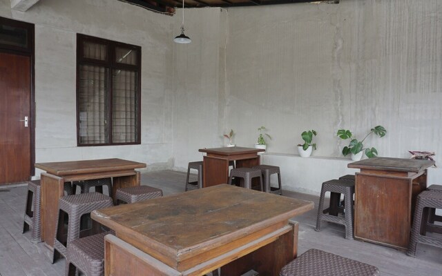 RedDoorz Hostel @ Borobudur Street