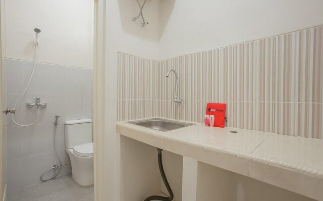 RedDoorz Near Ciputra Golf Surabaya