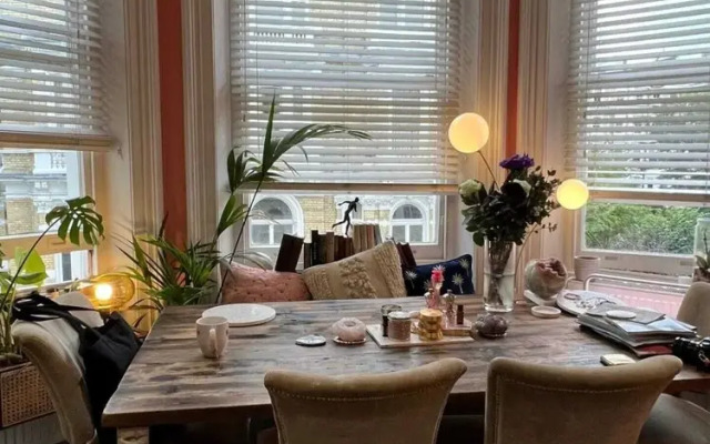 Colourful and Stylish 1 Bedroom Flat in Kensington
