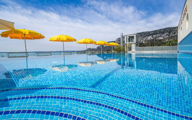 Sky Pool Hotel Sole Garda