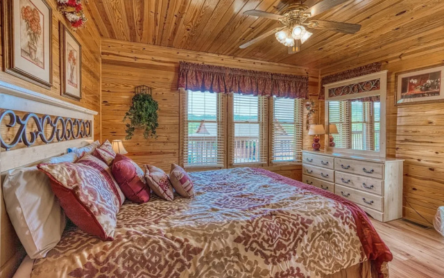 Mountain Breeze 5 Bedrooms 3 Bathrooms Cabin