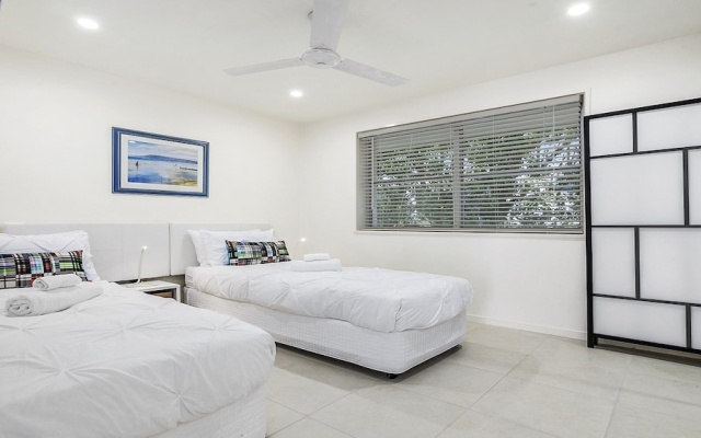 A Stylish Apartment with Noosa Views! - Unit 6 Yaringa 29 Noosa Drive – Guest Rooms – Noosa Heads