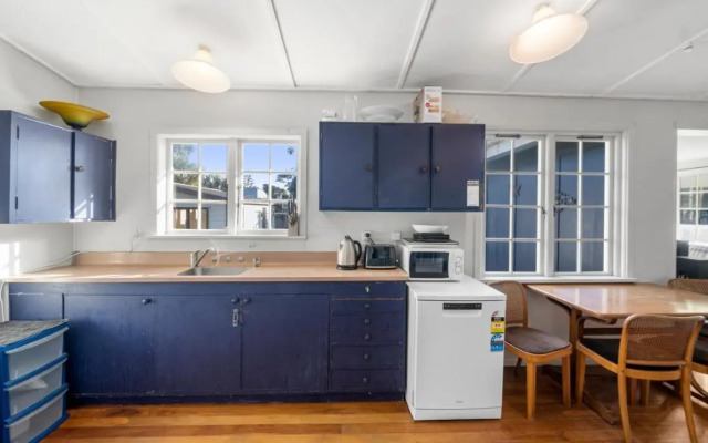 The Little Blue Bach - Waikanae Beach Holiday Home
