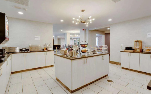 Orangewood Inn & Suites Kansas City Airport