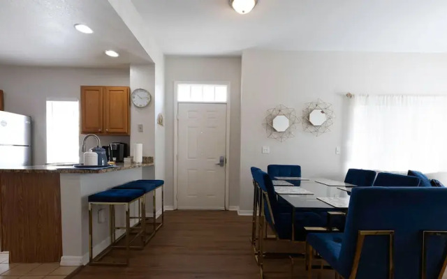 Amazing Family Townhouse Minutes From the Parks