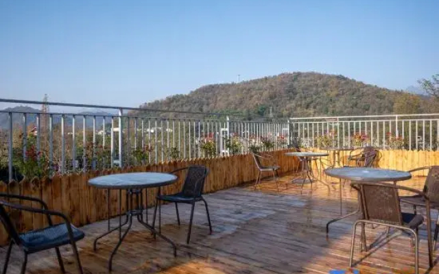 April Sky Holiday Inn