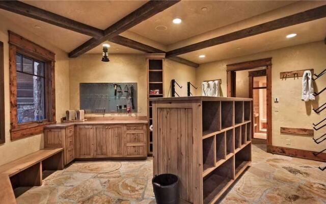 Gold Mine Lodge 6 BedroomHoliday home By Moving Mountains