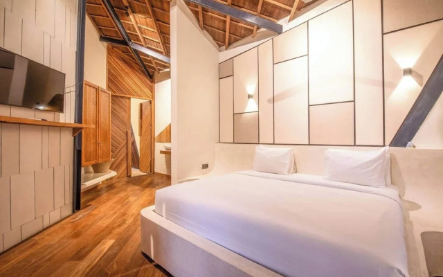 Stunning 2-br Penthouse With View, 800m to Beach