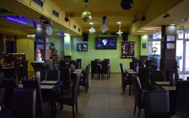 Radio Cafe Kanal 77 Hotel