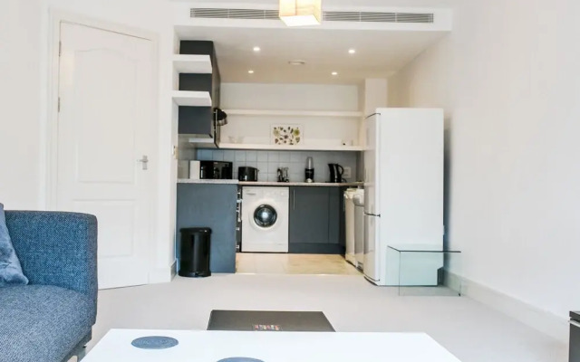 Modern Home by River Thames W/aircon, 4 Guests