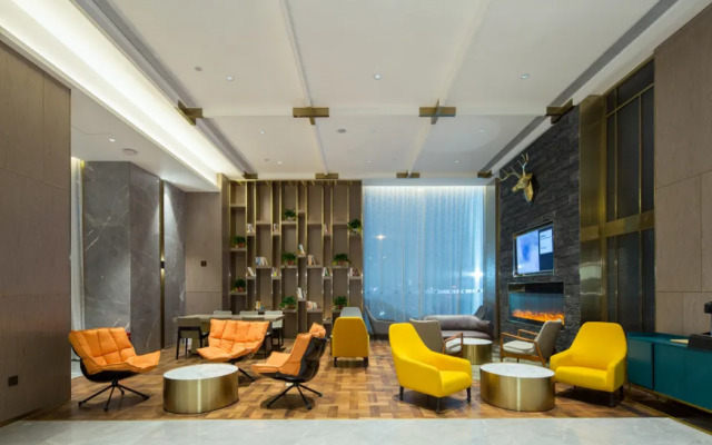 Echarm Plus Hotel (Wuhan Donghu College Dahualing Subway Station)