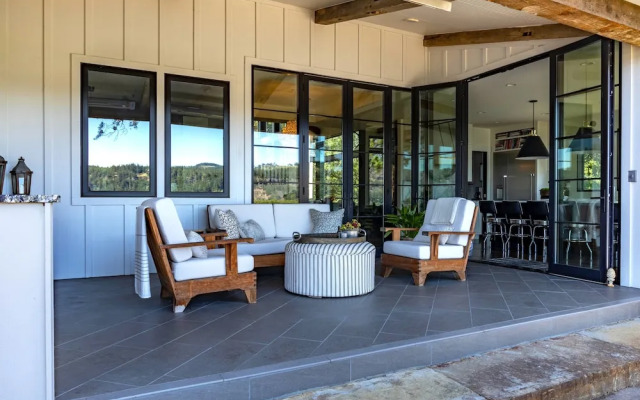 Cliffside Oasis 4 Bedroom Home by RedAwning