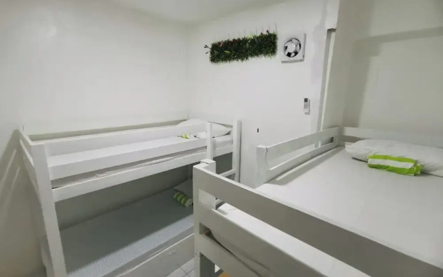 Resort’s Side Hostel near Shangrila