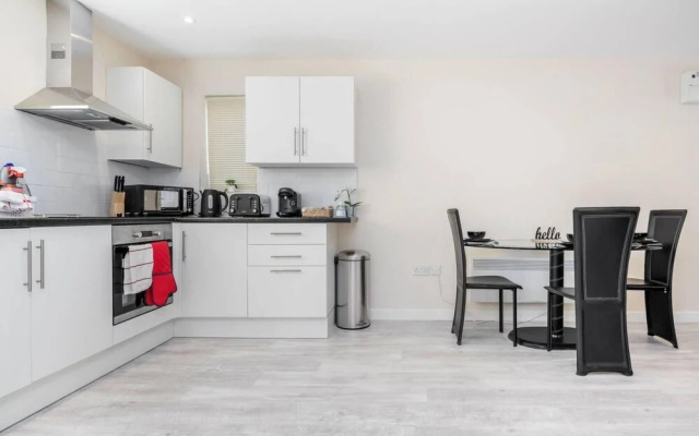 Cosy 2BR Maisonette Near Hospital & Stations