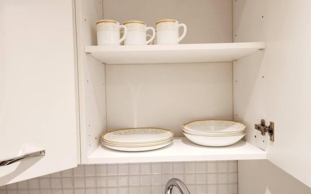 Elegant & Luxury Gem-5 Star Location -pools, Gym!