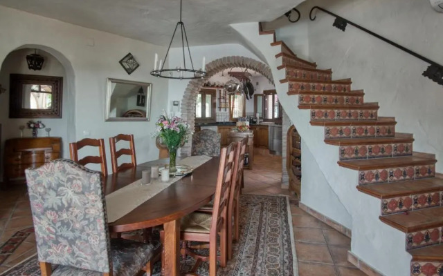 Luxury 4-bedroom villa, private pool and outhouse