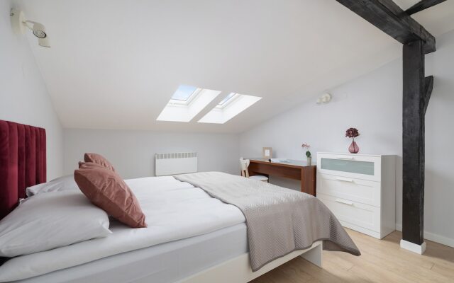 Apartment With 2 Desks by Renters