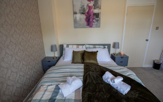 5star Serviced Homes- Free Wifi & Parking, Office