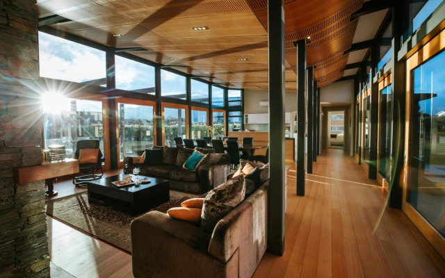 Mt Gold Retreat - Sleeps 8 - Spa Pool - Tennis Court