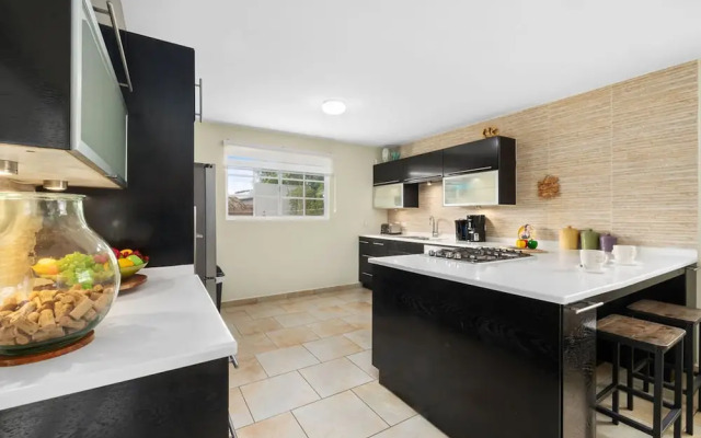 3BR 2BA Near Eagle Beach w Private Pool
