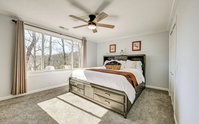 Lakefront Cabin Retreat w/ Dock in Robbinsville!