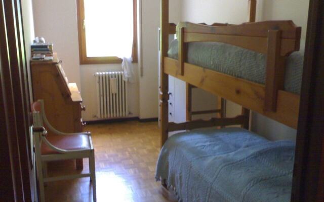 6guests-skiing-mountainviews-fireplace-freeparking