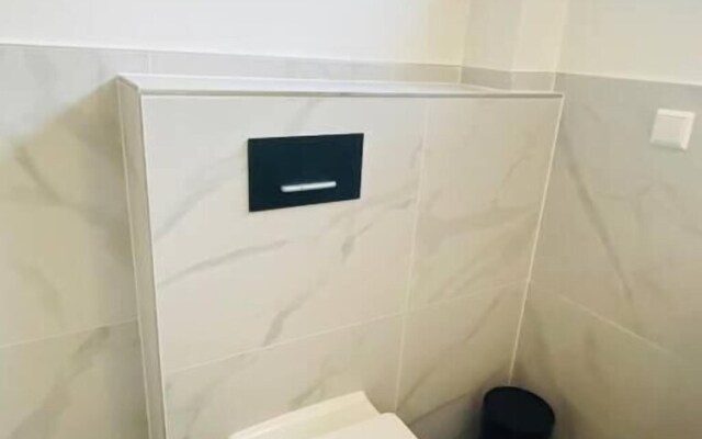 3 bedrooms in Center Terrace & Parking