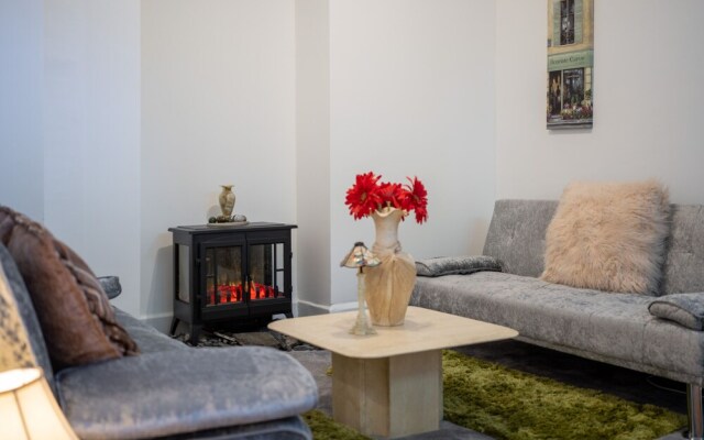 The Mews, With Free Private Parking, Windermere