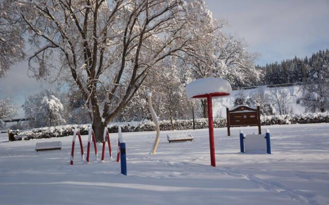 Queensway Court Motel
